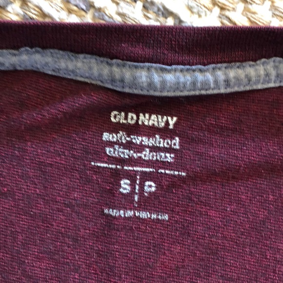 Old Navy men’s Marion v neck T-shirt - Picture 2 of 3